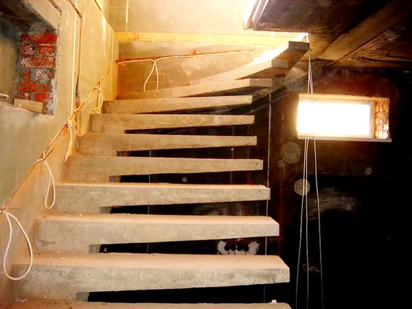 Изогнутая монолитная лестница найдети дешевли сделаем бесплатно 7