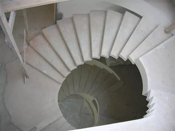 Изогнутая монолитная лестница найдети дешевли сделаем бесплатно 10