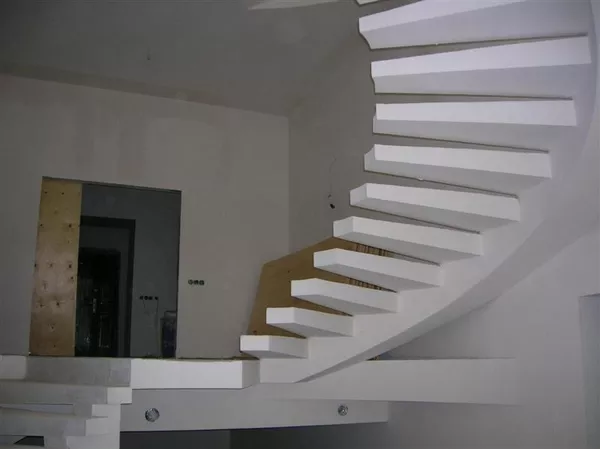 Изогнутая монолитная лестница найдети дешевли сделаем бесплатно 13