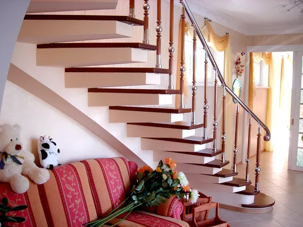 Изогнутая монолитная лестница найдети дешевли сделаем бесплатно