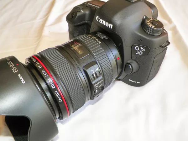Canon EOS 5D Mark III DSLR камеры с объективом 